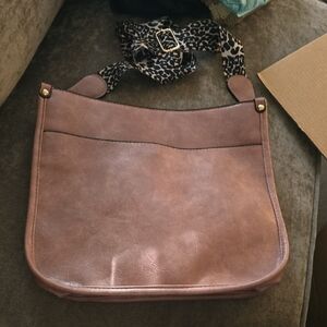 Chic Tan Shoulder Bag with Leopard Print Strap